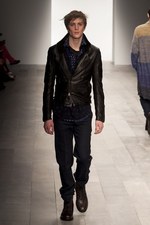 暗い時代を力強く生きる男性像を見せたジェームス ロング(James Long)の2011-12年秋冬コレクション｜写真16