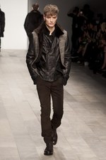 暗い時代を力強く生きる男性像を見せたジェームス ロング(James Long)の2011-12年秋冬コレクション｜写真18