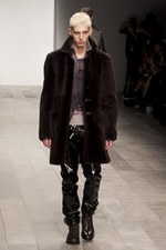 暗い時代を力強く生きる男性像を見せたジェームス ロング(James Long)の2011-12年秋冬コレクション｜写真19