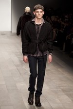 暗い時代を力強く生きる男性像を見せたジェームス ロング(James Long)の2011-12年秋冬コレクション｜写真20