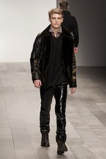 暗い時代を力強く生きる男性像を見せたジェームス ロング(James Long)の2011-12年秋冬コレクション｜写真21