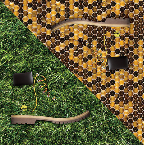 ティンバーランド、ファレル・ウィリアムスのブランドとコラボ！芝と蜂の巣のユニークなブーツ｜写真1