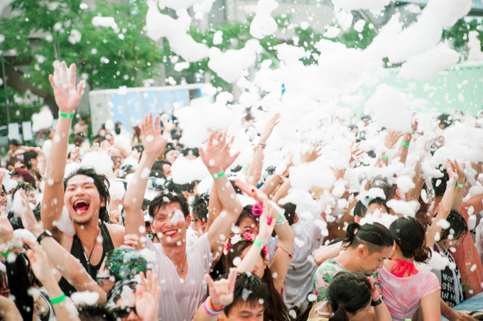 「バブルラン2015」大阪で開催 - 泡まみれになってゴールを目指すランイベント｜写真1
