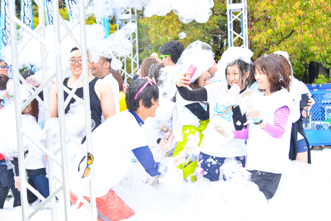 「バブルラン2015」大阪で開催 - 泡まみれになってゴールを目指すランイベント｜写真5