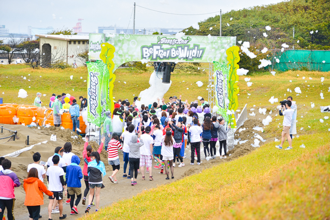 「バブルラン2015」大阪で開催 - 泡まみれになってゴールを目指すランイベント｜写真8