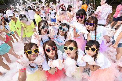 ファンランイベント｜「バブルラン2015」大阪で開催 - 泡まみれになってゴールを目指すランイベント