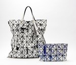 BAO BAO ISSEY MIYAKEよりカーティス・クリグとの共作によるトート＆クラッチ発売｜写真1