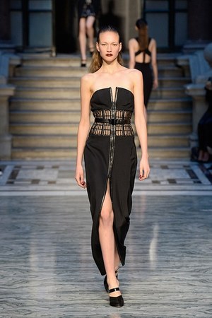 ジュリアン マクドナルド(Julien Macdonald) 2015-16年秋冬ウィメンズコレクション  - 写真4