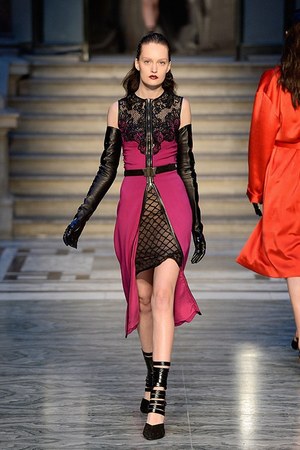 ジュリアン マクドナルド(Julien Macdonald) 2015-16年秋冬ウィメンズコレクション  - 写真11