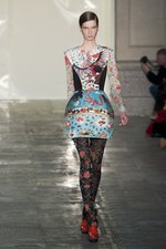 ラグジュアリーな美術品が美しいドレスに メアリー カトランズ(Mary Katrantzou)、2011年秋冬コレクション｜写真1