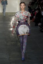 ラグジュアリーな美術品が美しいドレスに メアリー カトランズ(Mary Katrantzou)、2011年秋冬コレクション｜写真2