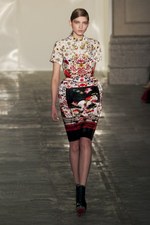 ラグジュアリーな美術品が美しいドレスに メアリー カトランズ(Mary Katrantzou)、2011年秋冬コレクション｜写真23