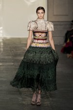 ラグジュアリーな美術品が美しいドレスに メアリー カトランズ(Mary Katrantzou)、2011年秋冬コレクション｜写真26