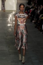 ラグジュアリーな美術品が美しいドレスに メアリー カトランズ(Mary Katrantzou)、2011年秋冬コレクション｜写真30