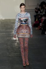 ラグジュアリーな美術品が美しいドレスに メアリー カトランズ(Mary Katrantzou)、2011年秋冬コレクション｜写真4