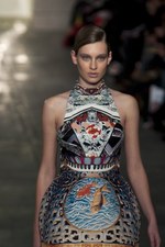 ラグジュアリーな美術品が美しいドレスに メアリー カトランズ(Mary Katrantzou)、2011年秋冬コレクション｜写真7