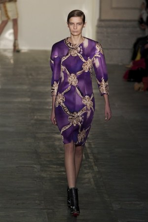 ラグジュアリーな美術品が美しいドレスに メアリー カトランズ(Mary Katrantzou)、2011年秋冬コレクション｜写真10