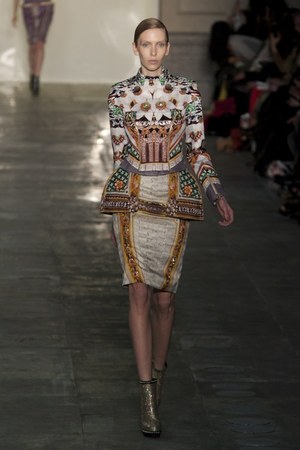 ラグジュアリーな美術品が美しいドレスに メアリー カトランズ(Mary Katrantzou)、2011年秋冬コレクション｜写真11