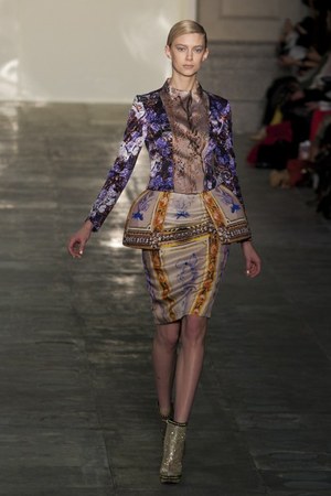 ラグジュアリーな美術品が美しいドレスに メアリー カトランズ(Mary Katrantzou)、2011年秋冬コレクション｜写真13