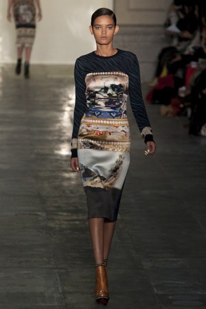 ラグジュアリーな美術品が美しいドレスに メアリー カトランズ(Mary Katrantzou)、2011年秋冬コレクション｜写真14