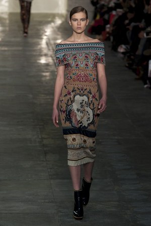 ラグジュアリーな美術品が美しいドレスに メアリー カトランズ(Mary Katrantzou)、2011年秋冬コレクション｜写真15