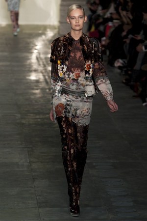 ラグジュアリーな美術品が美しいドレスに メアリー カトランズ(Mary Katrantzou)、2011年秋冬コレクション｜写真16