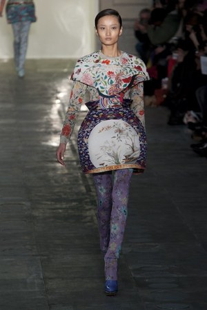 ラグジュアリーな美術品が美しいドレスに メアリー カトランズ(Mary Katrantzou)、2011年秋冬コレクション｜写真2
