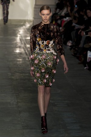 ラグジュアリーな美術品が美しいドレスに メアリー カトランズ(Mary Katrantzou)、2011年秋冬コレクション｜写真20