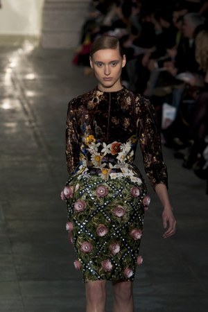 ラグジュアリーな美術品が美しいドレスに メアリー カトランズ(Mary Katrantzou)、2011年秋冬コレクション｜写真21