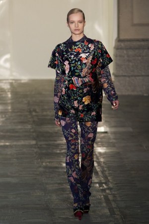 ラグジュアリーな美術品が美しいドレスに メアリー カトランズ(Mary Katrantzou)、2011年秋冬コレクション｜写真22