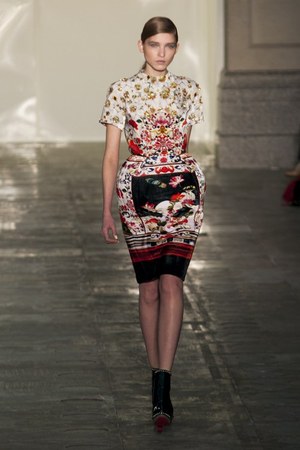 ラグジュアリーな美術品が美しいドレスに メアリー カトランズ(Mary Katrantzou)、2011年秋冬コレクション｜写真23