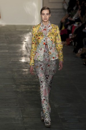 ラグジュアリーな美術品が美しいドレスに メアリー カトランズ(Mary Katrantzou)、2011年秋冬コレクション｜写真24