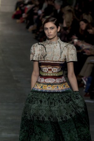 ラグジュアリーな美術品が美しいドレスに メアリー カトランズ(Mary Katrantzou)、2011年秋冬コレクション｜写真27