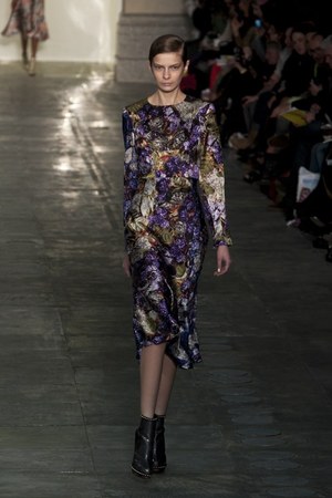 ラグジュアリーな美術品が美しいドレスに メアリー カトランズ(Mary Katrantzou)、2011年秋冬コレクション｜写真29