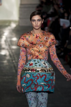 ラグジュアリーな美術品が美しいドレスに メアリー カトランズ(Mary Katrantzou)、2011年秋冬コレクション｜写真3