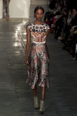 ラグジュアリーな美術品が美しいドレスに メアリー カトランズ(Mary Katrantzou)、2011年秋冬コレクション｜写真30