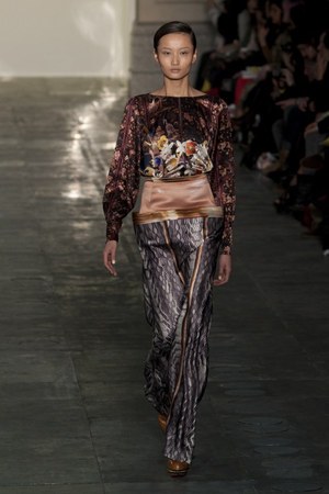 ラグジュアリーな美術品が美しいドレスに メアリー カトランズ(Mary Katrantzou)、2011年秋冬コレクション｜写真31
