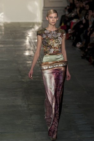 ラグジュアリーな美術品が美しいドレスに メアリー カトランズ(Mary Katrantzou)、2011年秋冬コレクション｜写真32