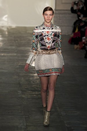 ラグジュアリーな美術品が美しいドレスに メアリー カトランズ(Mary Katrantzou)、2011年秋冬コレクション｜写真5