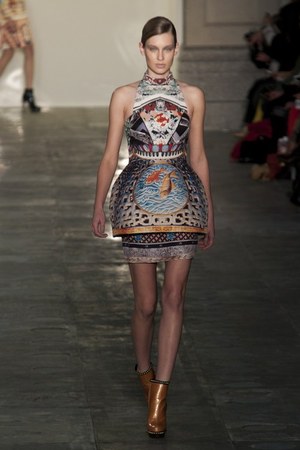 ラグジュアリーな美術品が美しいドレスに メアリー カトランズ(Mary Katrantzou)、2011年秋冬コレクション｜写真6