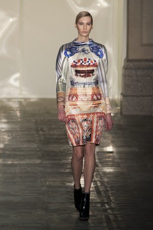ラグジュアリーな美術品が美しいドレスに メアリー カトランズ(Mary Katrantzou)、2011年秋冬コレクション｜写真8