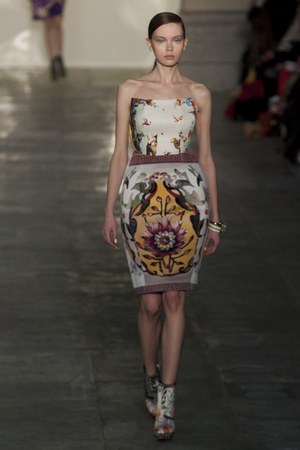ラグジュアリーな美術品が美しいドレスに メアリー カトランズ(Mary Katrantzou)、2011年秋冬コレクション｜写真9
