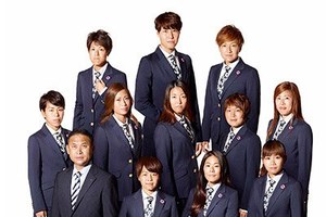 サッカー「なでしこジャパン」のオフィシャルスーツが一新！ネイビーに映える”なでしこ”バッジ＆タイ