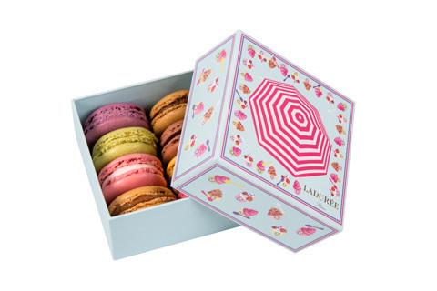 ラデュレからパラソルとカップ・アイスクリームを描いた限定ボックス - アールグレイのマカロンも