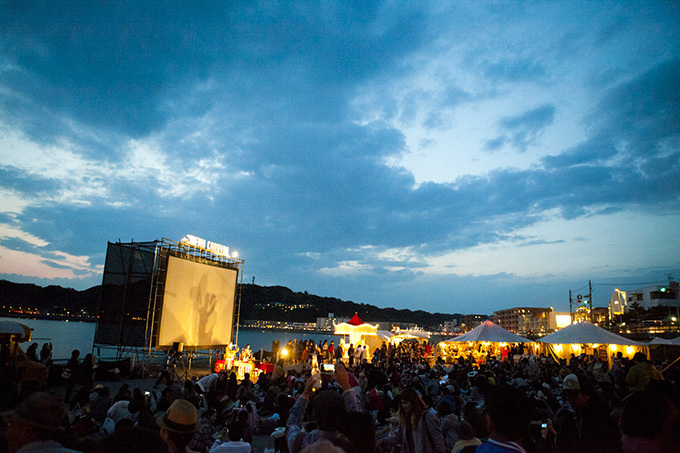 映画祭「CINEMA CARAVAN in 白川郷」- 世界遺産・合掌造り集落で楽しむ屋外映画 | 写真