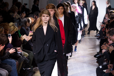 マニッシュなスタイルに女性らしさを加えたリミフゥ(LIMI feu)の2011-12年秋冬コレクション