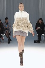 パリで初めてモデルを用いたプレゼンテーションを行ったsacai(サカイ)の2011-12年秋冬コレクション｜写真1