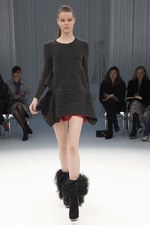 パリで初めてモデルを用いたプレゼンテーションを行ったsacai(サカイ)の2011-12年秋冬コレクション｜写真11