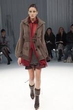 パリで初めてモデルを用いたプレゼンテーションを行ったsacai(サカイ)の2011-12年秋冬コレクション｜写真13