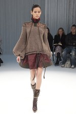 パリで初めてモデルを用いたプレゼンテーションを行ったsacai(サカイ)の2011-12年秋冬コレクション｜写真17